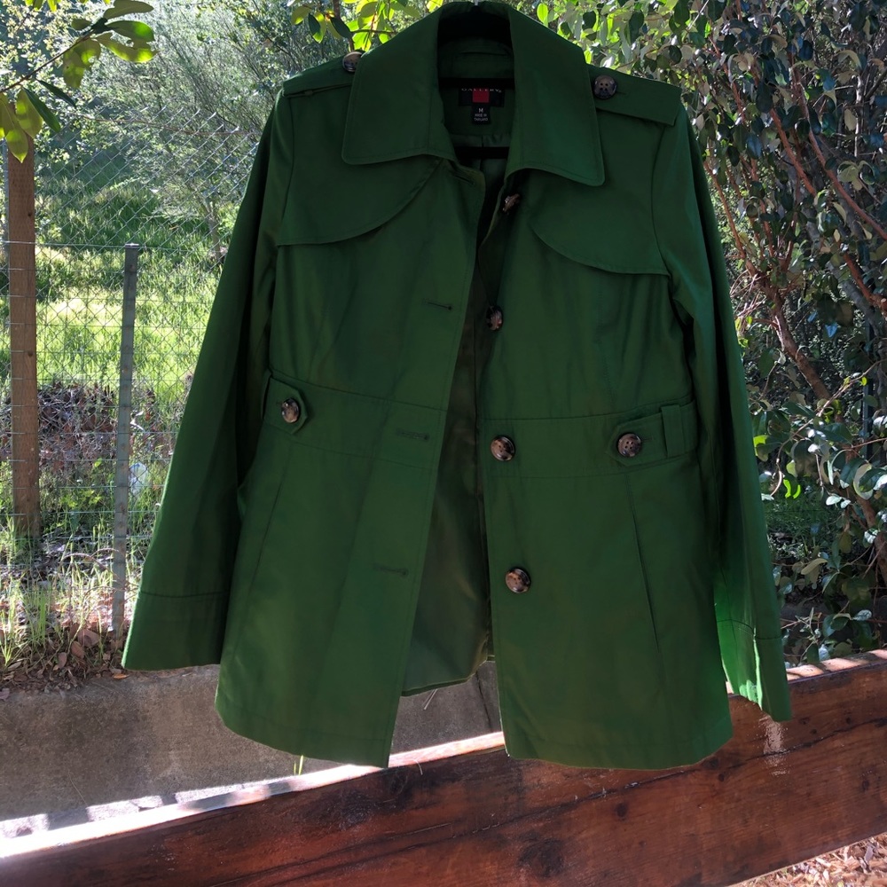 Barely worn, trendy jacket with shell buttons!